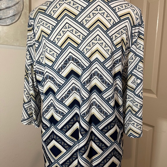 Geometric print blouse blue and white 3/4 sleeve - Picture 2 of 3